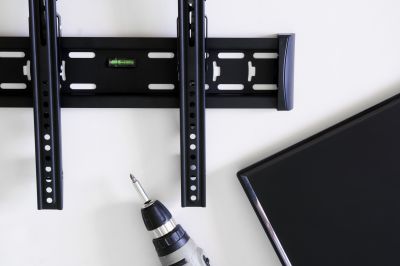 Handyman Mounting TV